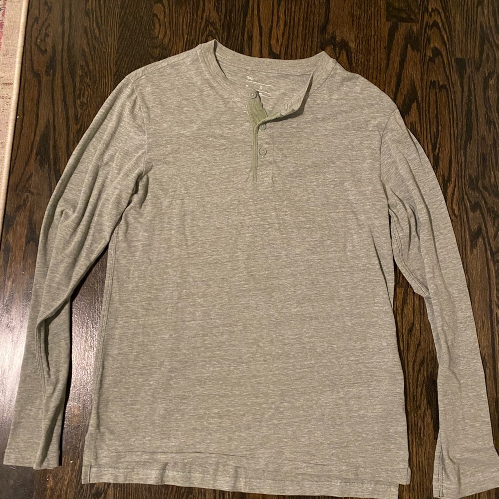 GAP Mens long sleeved Henley shirt